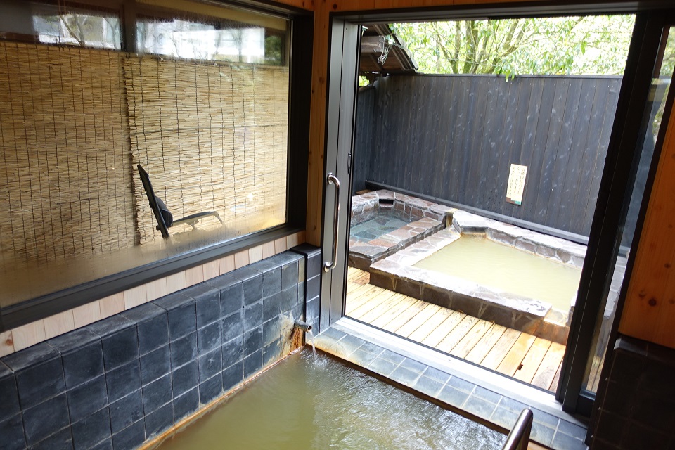 開放的な内風呂と露天風呂